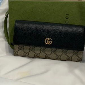 Gucci Brand new in box with ribbon , dust bag black leather top wallet